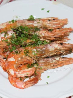 Una foto de Gambas o langostinos al horno con ajo y perejil, receta muy fácil sin manchar