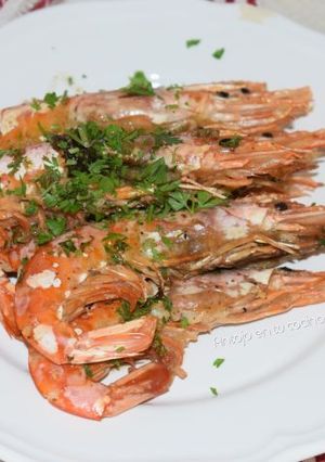 Una foto de Gambas o langostinos al horno con ajo y perejil, receta muy fácil sin manchar