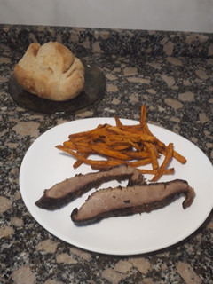 Una foto de Tapa de asado al horno con boniato frito