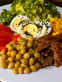 Una foto de Carne (churrasquito) con vegetales frescos ensalada rápida