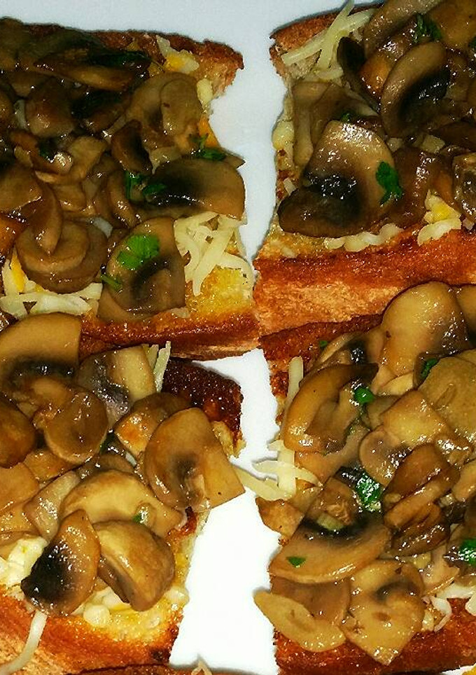 Una foto de Tostadas con champiñones