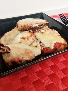 Una foto de Berenjena y calabacín con mozzarella y jamón cocido