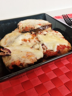 Una foto de Berenjena y calabacín con mozzarella y jamón cocido