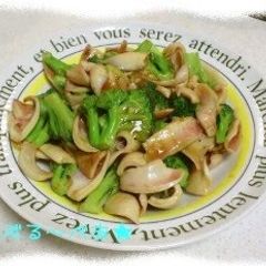 A picture of Chinese-style Stir-Fried Squid and Broccoli.