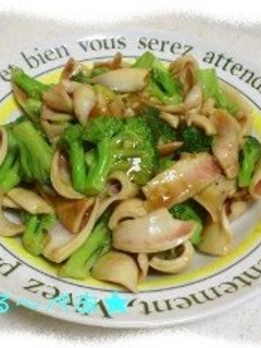 A picture of Chinese-style Stir-Fried Squid and Broccoli.