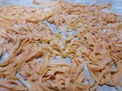Una foto de fideos de morrón