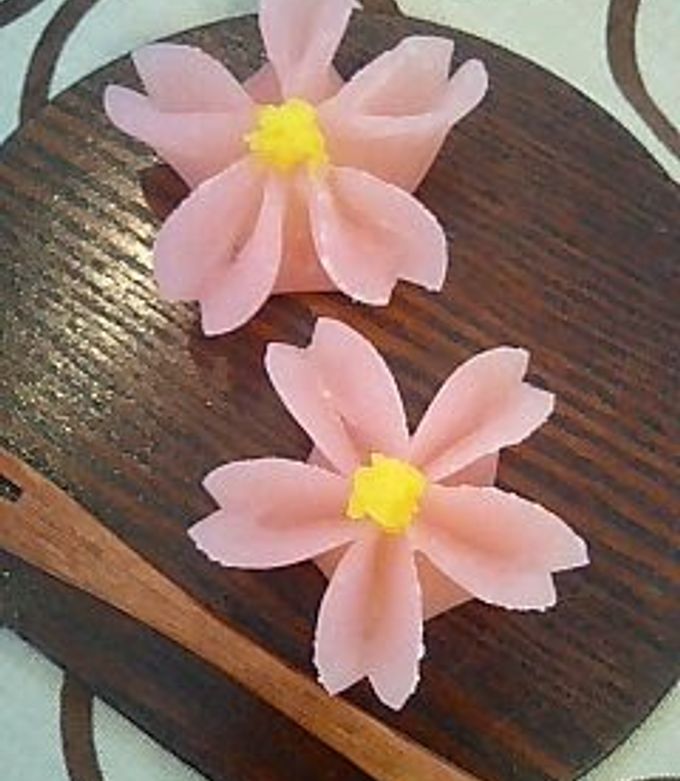 A picture of Elegant Japanese Sweets (Jo-Namagashi) for Spring.