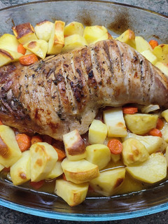 Una foto de Muslo de pavo con patatas al horno de Sabor Cookpad