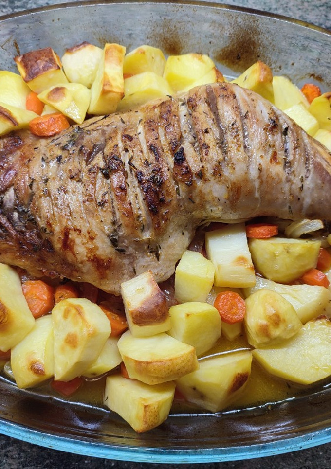 Una foto de Muslo de pavo con patatas al horno de Sabor Cookpad
