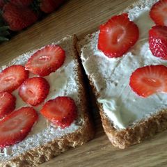 A picture of Low calorie strawberry honey cream cheese sandwich.