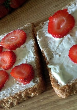 A picture of Low calorie strawberry honey cream cheese sandwich.