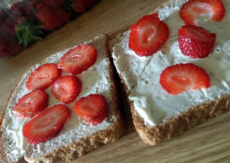 Low calorie strawberry honey cream cheese sandwich