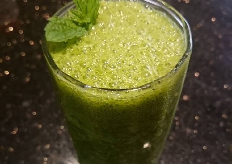 Easiest Way to Make Perfect Mint Matcha Green Smoothie