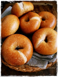 A picture of Wheat Bran and Walnut Bagels.