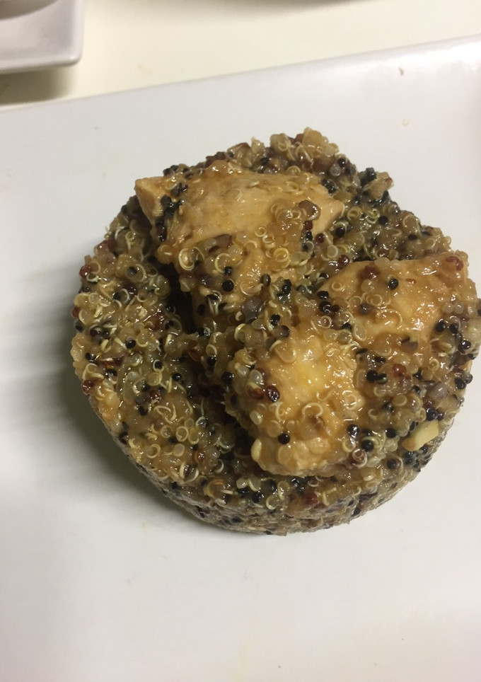 Una foto de Quinoa tricolor con pollo