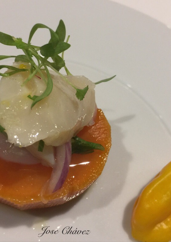 Una foto de Ceviche de Viéiras con batata amarilla y naranja