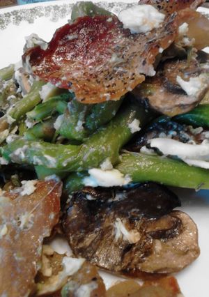 A picture of Egg topped Bacon Mushroom Aspargas.