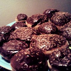 A picture of baked cake mix doughnouts.