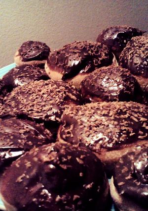 A picture of baked cake mix doughnouts.