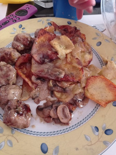 Una foto de Albóndigas con champiñones y patatas