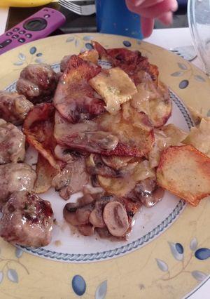 Una foto de Albóndigas con champiñones y patatas