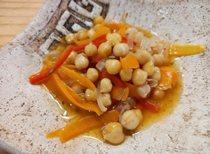 Una foto de Escabeche de Garbanzos 🍲🤯 | Rápido y Exquisito | Receta fácil