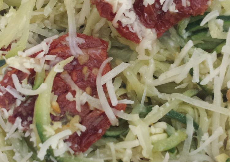 Zucchini and squash "pasta" with pesto and sun dried tomatos Zucchini and squash "pasta" with pesto and sun dried tomatos