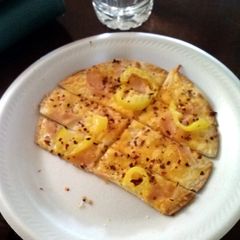 A picture of pizza cheesebread.