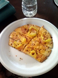 A picture of pizza cheesebread.