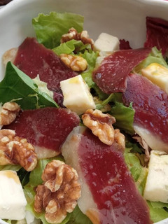 Una foto de Ensalada de lechuga, queso y jamón de Pato