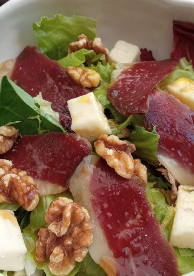 Una foto de Ensalada de lechuga, queso y jamón de Pato
