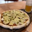 Pizza de masa madre con brie y cebollas caramelizadas