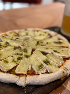 Una foto de Pizza de masa madre con brie y cebollas caramelizadas