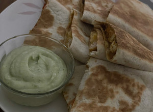 صورة لوصفة كاساديا الدجاج مع صوص الافوكادو