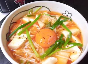 Hình của món Canh nấm, kim chi nấu đậu hủ non.