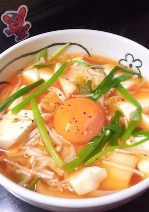 Hình của món Canh nấm, kim chi nấu đậu hủ non.