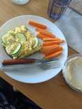 Pain grillé à l'huile d'olive avec œufs durs écrasés mayonnaise et concombre