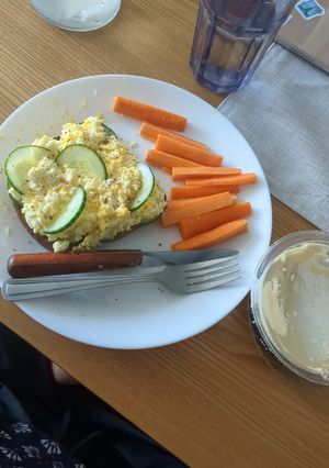 Une photo de Pain grillé à l'huile d'olive avec œufs durs écrasés mayonnaise et concombre