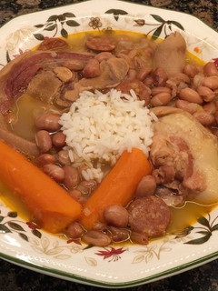 Una foto de Judías con rabo de cerdo y codillo