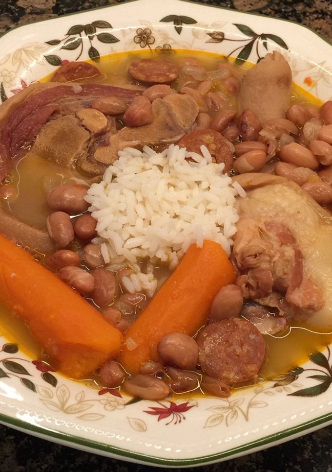 Una foto de Judías con rabo de cerdo y codillo