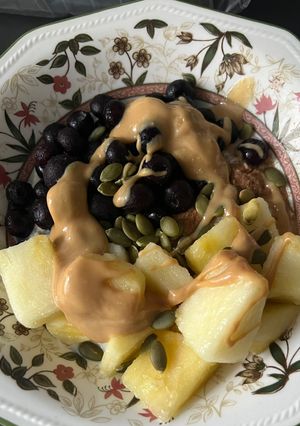 Una foto de Overnight con fruta, pipas de calabaza y frutos secos