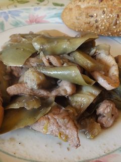 Una foto de Estofado de pollo con alcachofas