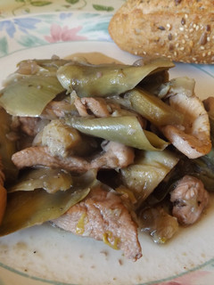 Una foto de Estofado de pollo con alcachofas
