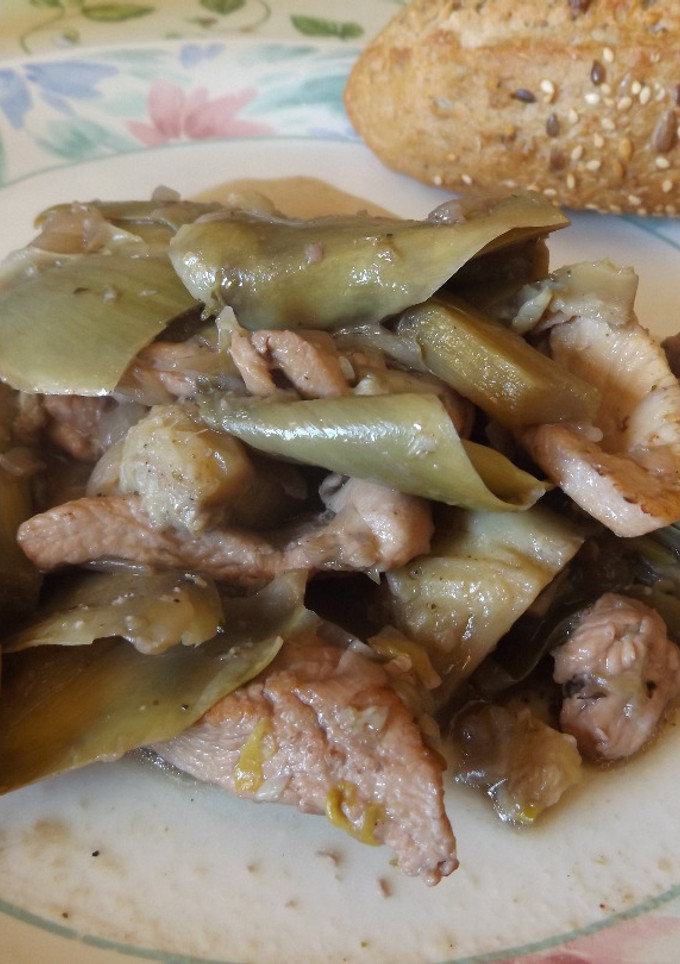 Una foto de Estofado de pollo con alcachofas