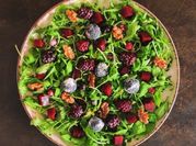 Una foto di barbabietola insalata