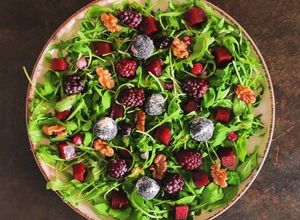 Foto di Insalata di barbabietola con lamponi e caprino ai semi di papavero
