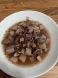 Estofado de pollo tinto a las finas hierbas con patatas