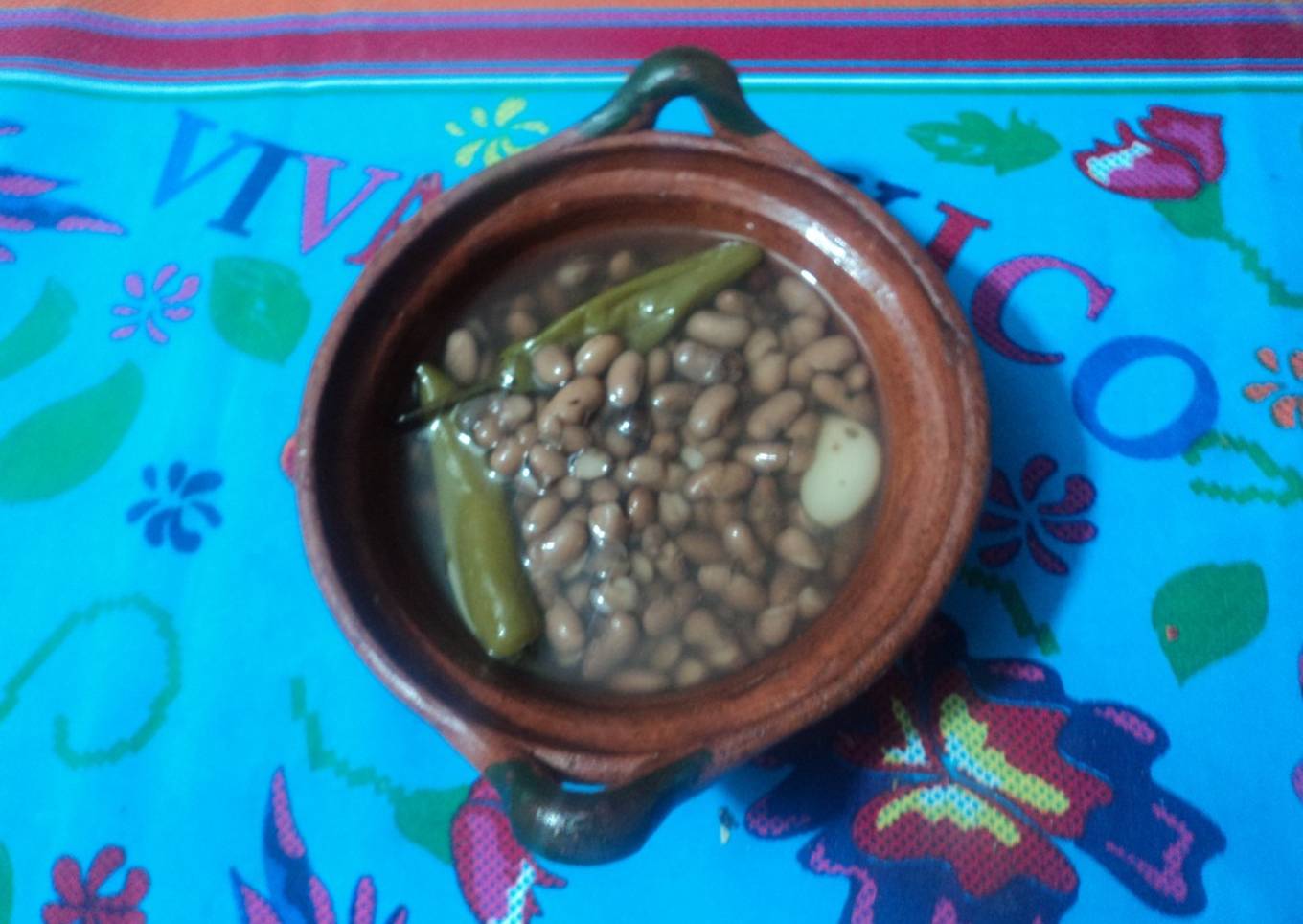 Frijoles de la olla a lo ranchero con ajo y chiles para guisar, hacer crema y sopa de frijol