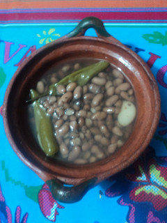 Una foto de Frijoles de la olla a lo ranchero con ajo y chiles para guisar, hacer crema y sopa de frijol