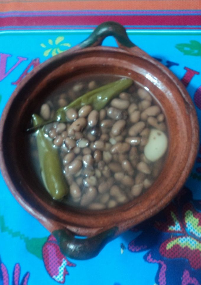 Una foto de Frijoles de la olla a lo ranchero con ajo y chiles para guisar, hacer crema y sopa de frijol